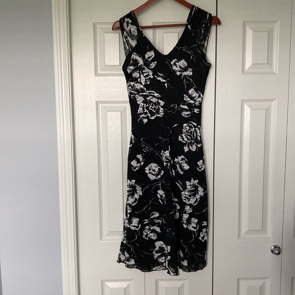 Le Chateau Lace Dress - Picture 2 of 4